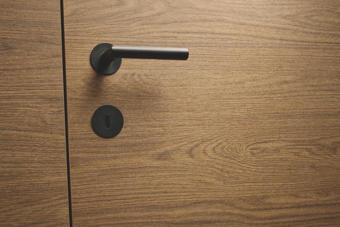 Türdekor H386 Casella Eiche braun quer mit der Oberflächenstruktur ST71 Omnipore Oiled Horizontal (Bild: Egger Holzwerkstoffe)