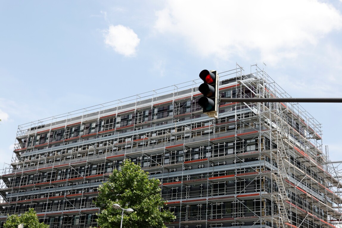 Baustelle, Baugerüst, rote Ampel