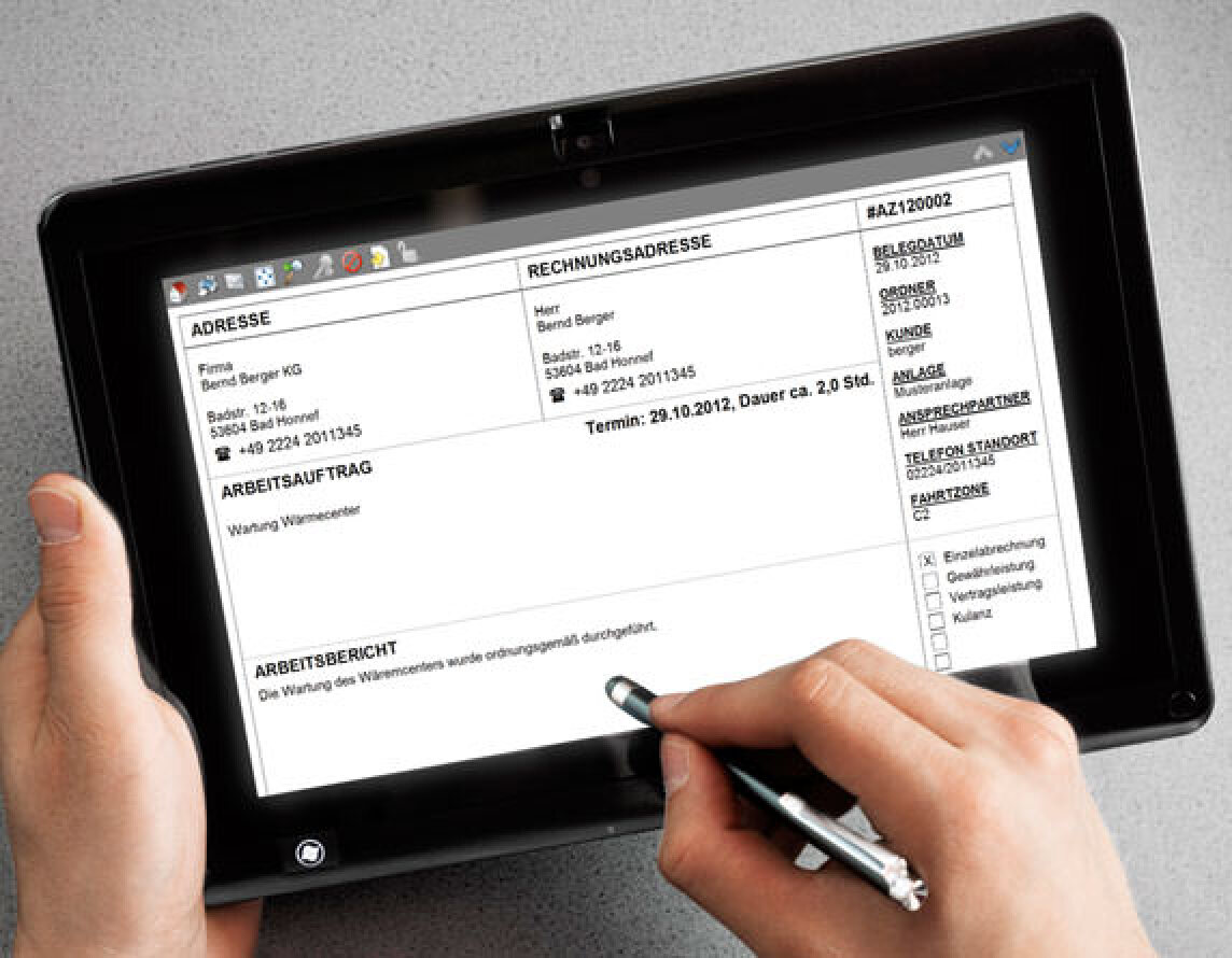 Handwerkersoftware: Mobiler Service von Moser mit mobilem Arbeitszettel auf einem Tablet PC