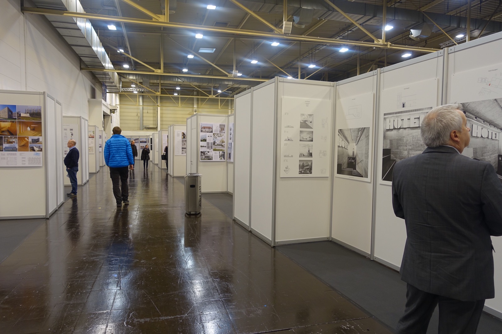 Ausstellung zum DeubauKom-Preis zwischen Halle 2 und 1