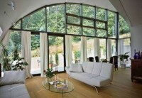 Futuristisches Einfamilienhaus mit High-Tech-Verglasung