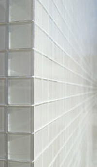 Glasfliese an Glasfliese: Sanfter Schimmer und klare Reflexe