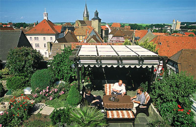 Bauwerksbegrünung, Dachbegrünung, Fassadenbegrünung, Gründach, Schrägdächer, Flachdächer, Anbauten, Garagen, Carports, Rasen, Dachfläche, Begrünung, Wärmedämmung, Betonwände