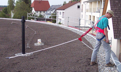 Flachdach, Dachbegrünung, Absturzsicherungssystem, GALABAU, Gründach, Flachdächer, Gründächer, begrüntes Dach, Kiesdächer, Kiesdach, Absturzsicherung, Bundesverband Garten-, Landschafts- und Sportplatzbau, Gartenbau, Landschaftsbau, Landschaftsgärtner