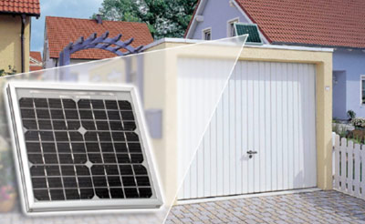 automatisches / fernbedienbares Garagentor mit mit Notentriegelung und Garagentorantrieb mit Akku und Solarzelle auf dem Garagendach ideal für Garagenhöfe ohne Stromanschluss