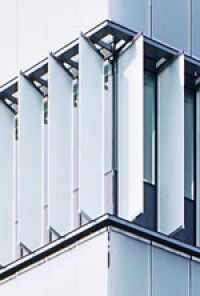 Projektbericht: Über 300 Antriebe bewegen Glaslamellen am k47 in Wien