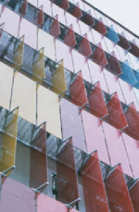 Linearantriebe bringen Bewegung in bunte Glaslamellen