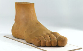 Klassiker für die Ewigkeit: Chemiker helfen mit, Kunststoff-Möbel aus den 1960ern zu erhalten