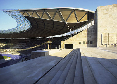 Kaum ein Gebäude legt so hautnah Zeugnis deutscher Geschichte des 20. Jahrhunderts ab wie das Berliner Olympiastadion. Im Rahmen seiner Sanierung und Erweiterung galt es, Granit- und Sandsteinbeläge detailgenau wieder herzustellen.