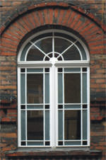 Berliner Holzfenster, Fenster, Berliner Fenster, Fensterprofil, Fensterglas, Stulpausbildung, Kämpfer, Oberlichtfenster, Denkmalschutz, Berliner Fenstertür, Terrassentür