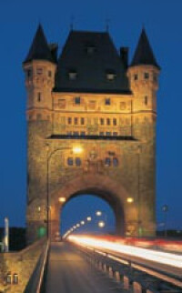 Nachtbilder: Licht inszeniert Architektur