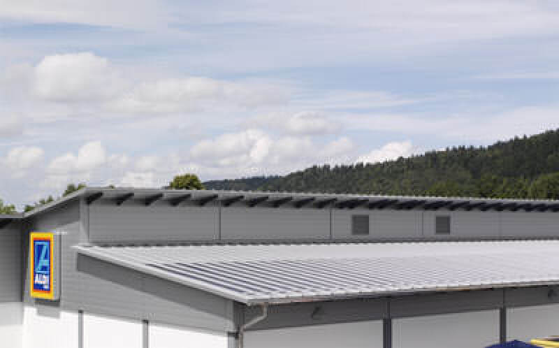 Solarstrom, Solarmodule, Metalldach, Aludach, Aldi-Energy-Store, dachintegriertes Photovoltaiksystem, PV-System, Dünnschicht-Solarmodule, Aluminiumprofiltafeln, Aluminium-Profiltafel, Dünnschicht-Silizium-Solarzellen, Profiltafeln, dachintegrierte PV Anlage, amorphe Dünnschichtmodule, Niedrig-Energie-Gebäude