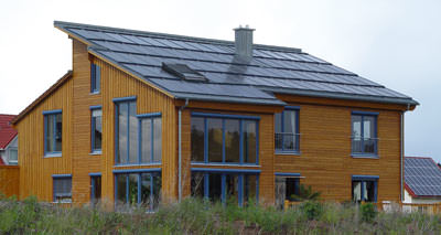 Solardach, Energiedach, Solardächer, Energiedächer, Roto Sunroof, Solarsysteme, Nutzdach, Intersolar, Solarthermie, Wohndachfenster, Schutzdach, Photovoltaik, Wohndachfenster, dachintegrierte Solaranlage, Flachkollektoren, Brauchwassererwärmung, Heizungsunterstützung, Stromerzeugung, Ganzdacheindeckung, Dach