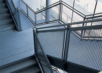 Treppenbau, Treppen, Treppe, Treppengeländer, Geländerfüllung, gestanztes Metall, pulverbeschichtetes Stahlblech