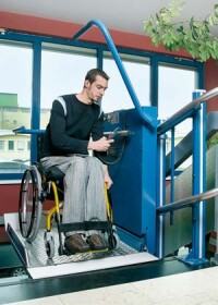 Rollstuhl-Schrägaufzüge ergänzen Treppen innen und außen