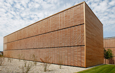 Holzarchitektur, Holzverkleidung, transparente Holzfassade, Holzlamellen, Fassadenmaterial, Holzpfosten-Riegel-Konstruktion, Stahlunterkonstruktion, Verglasung