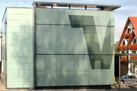 Siebdruck: Geschlossene Fassade mit Durchblick