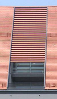 Semitransparente Ziegeleindeckung ermöglicht großartige Dachräume