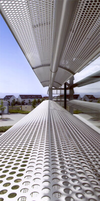 Beschattungstechnik mit waagerechten Aluminiumlamellen