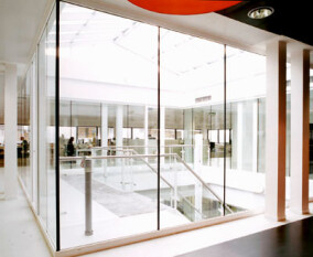 Neue F30/EI30 Systemlösung für den unsichtbaren Brandschutz