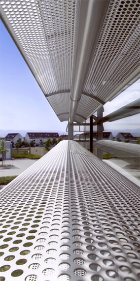 Beschattungstechnik mit waagerechten Aluminiumlamellen