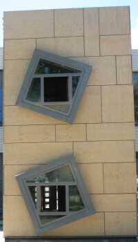 Fassade aus Holzwerkstoff-Tafeln in Künzelsau