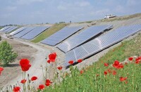 Solarthermische Großanlage mit Erdsonden-Wärme&shy;speicher