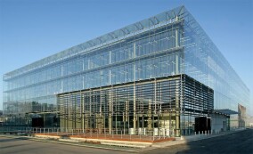 Maßanzug aus Glas und feuerverzinktem Stahl für Hugo Boss