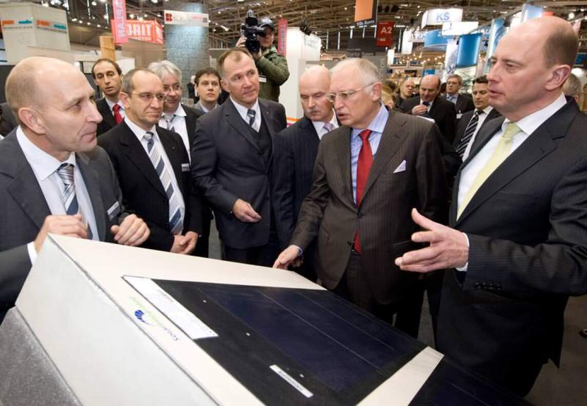 Bundesbauminister Wolfgang Tiefensee und EU-Vizepräsident Günter Verheugen auf dem Beton-Messestand