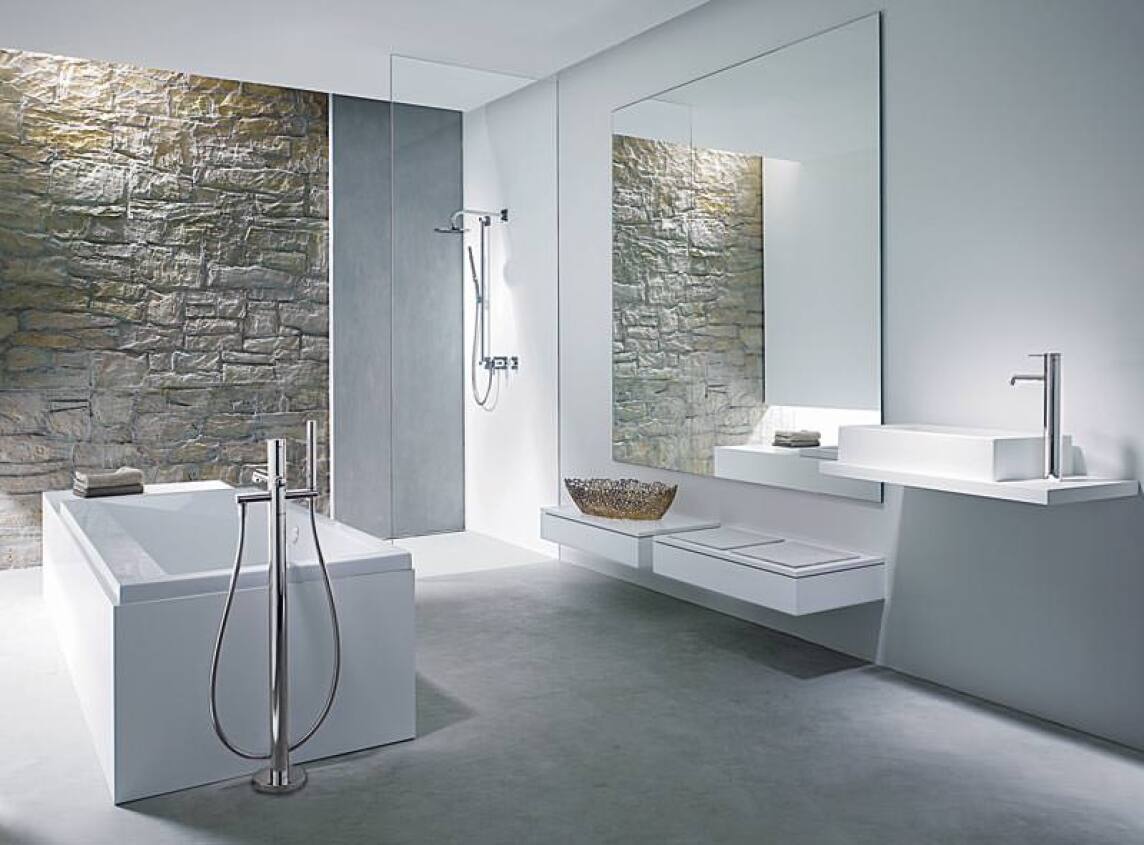 modernes großes Badezimmer mit freistehender Badewanne