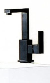 Kristallklares Wasser trifft auf Armaturen in tiefem Schwarz