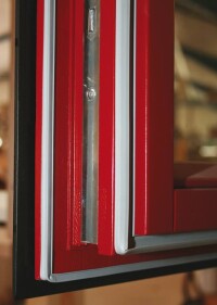 Flächenbündige Holzfenster mit 3-fach Stufenglas