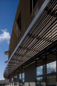 Fassade als Lamellenwand mit integrierten Klappläden