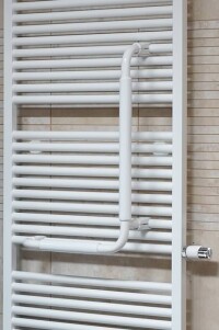 Barrierefrei-Badwärmer Rondo V von Bemm - inzwischen optio&shy;nal auch mit Mittenanschluss