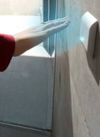 Berührungsloses Türöffnen als Hygienemaßnahme gegen Infektionen