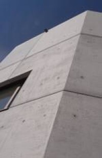 Mehrwinkliges Sichtbetonwohnhaus