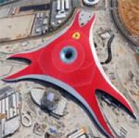 Ferrari World Abu Dhabi mit einem der größten Metalldächer