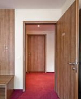 Hoteltüren aus Duropal HPL mit microPlus-Hygieneschutz