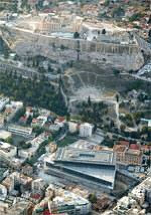 Akropolis-Museum in Athen mit Blick auf Akropolis und Parthenon