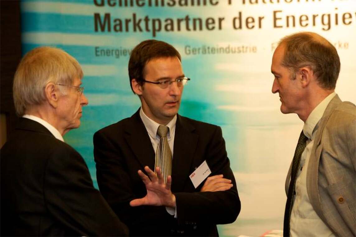 Gastgeber Dr. Jan Witt, HEA,(m.), im Gespräch mit Peter Rathert, BMVBS, (r.), und Wilhelm Reiners