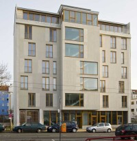 Siebenstöckig mit Holz, Lehm und Beton im Großstadt-Dschungel