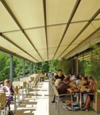 Sunrain-Markisen verlängern bis Windstärke 9 die gastronomische Outdoor-Saison