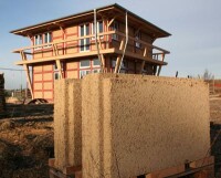 Fachwerk 2.0 mit industriell vorgefertigten Lehm/Hanf-Bauplatten