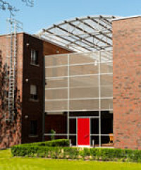 Große Lichtdächer sorgen für ein "Jedem das Seine" und "Wir alle zusammen"