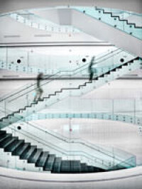 Klare Architektur trifft in der Uni Olomouc auf knallige Farben