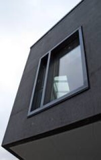 
			  Schwarze Leichtbetonfassade in Berlin-Mitte