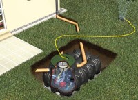 			  Ein Regenwasser-Flachtank, ein Garten und zwei Personen