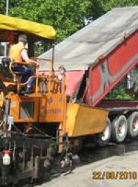 Steiferer Straßenbelag macht LKWs effizienter