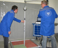 Ermittlung der Fallschutzwerte für stoßdämpfende Bodenmaterialien