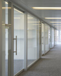 Neue Glasschiebetür mit für Anwälte geeignetem Schallschutz
